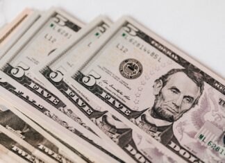 Shopify starts bank to manage business money