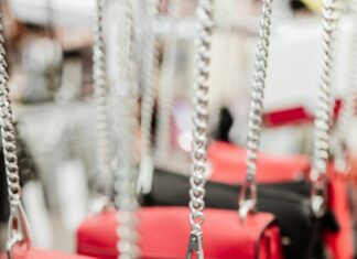 US Retailers Expect a Tough Holiday Season Despite Discounts